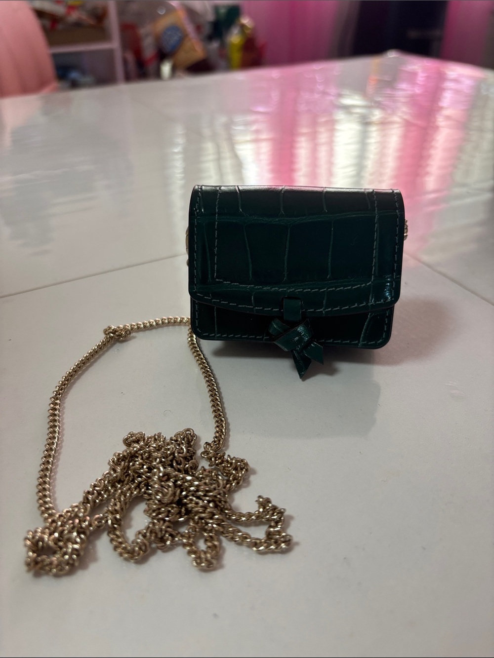 Elegant Green Croc-Embossed Women's AirPod case